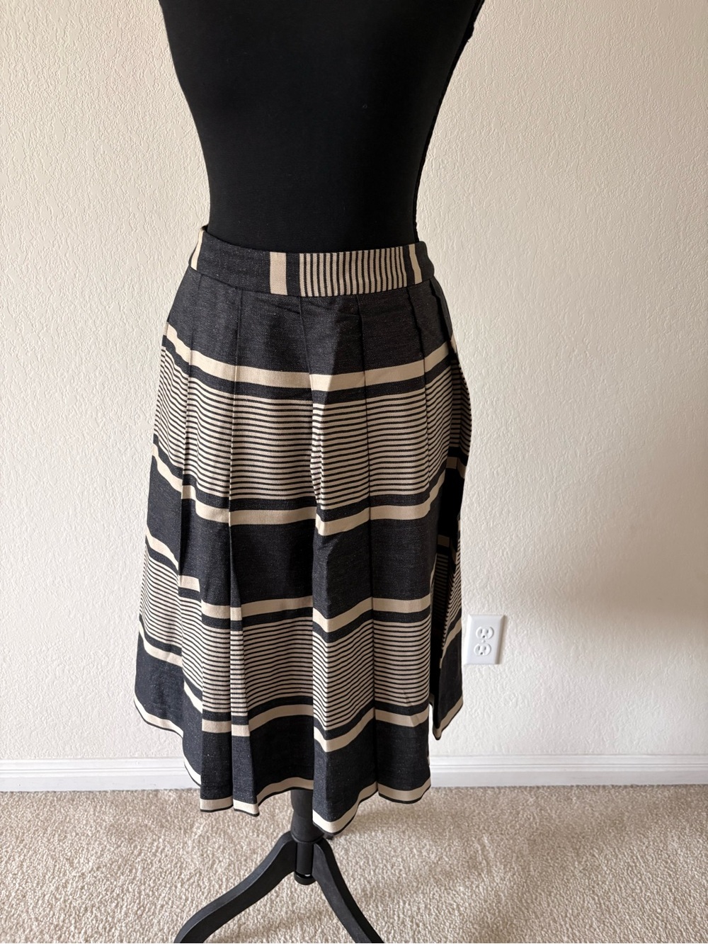 Anthropologie Grey and Cream Striped Pleated A-line Skirt Knee Length Sz 4 EUC